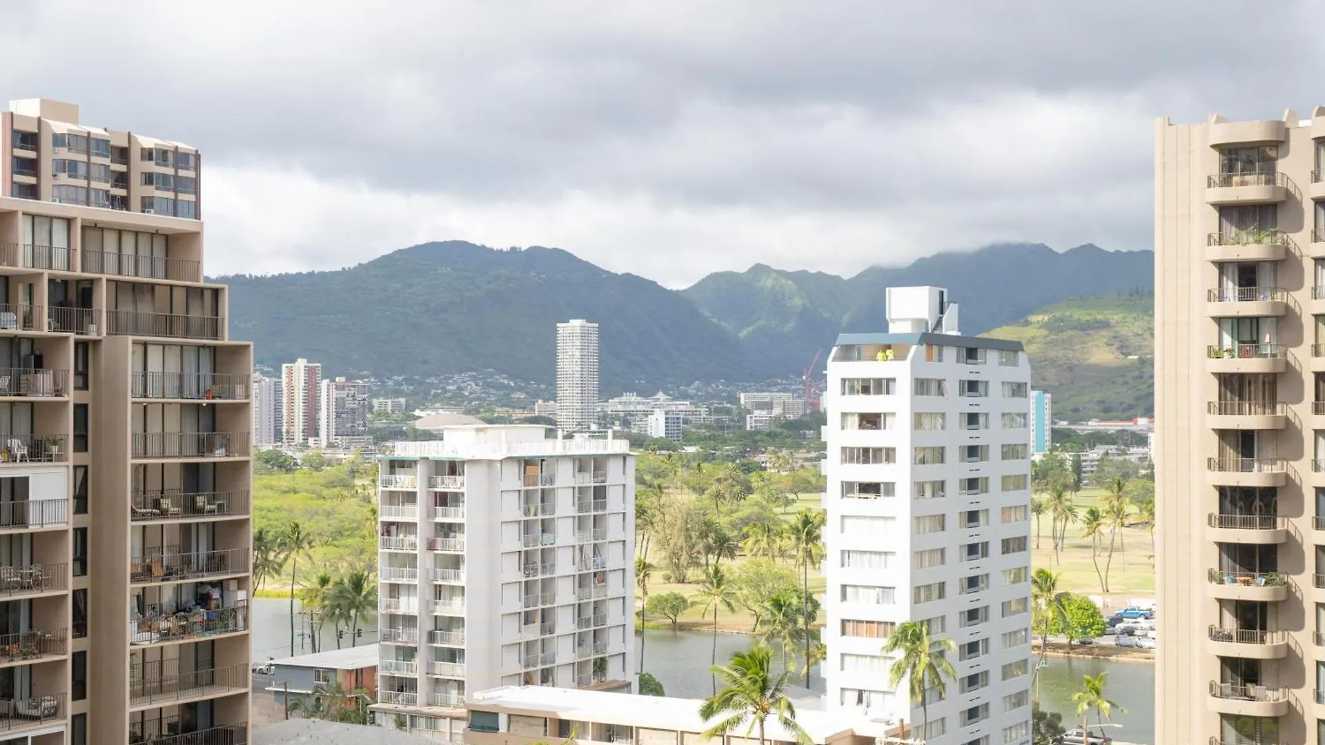 Beautiful Waikiki Banyan Mountain View Condo With Full Kitchen, Ample Sleeping And Free Parking Honolulu