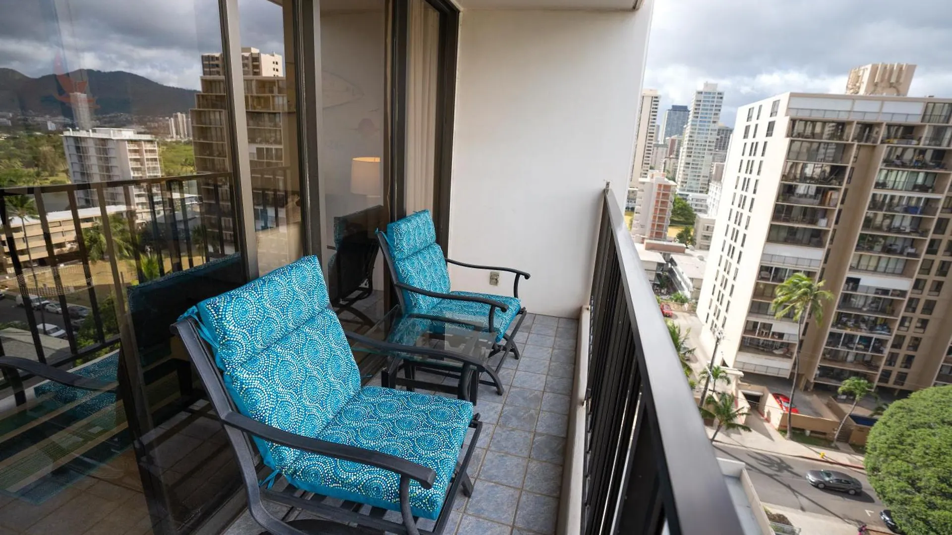 Beautiful Waikiki Banyan Mountain View Condo With Full Kitchen, Ample Sleeping And Free Parking Honolulu Appartamento